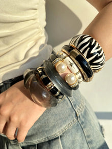 Luxury Vintage Black White Oil Drop Wide Metal Bracelet for Women Girl Autumn Winter Retro Bangle HUANZHI 2025 NEW